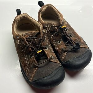 Keen boys shoe. Size 1. Brown leather with black rubber toe. Toggle closure.